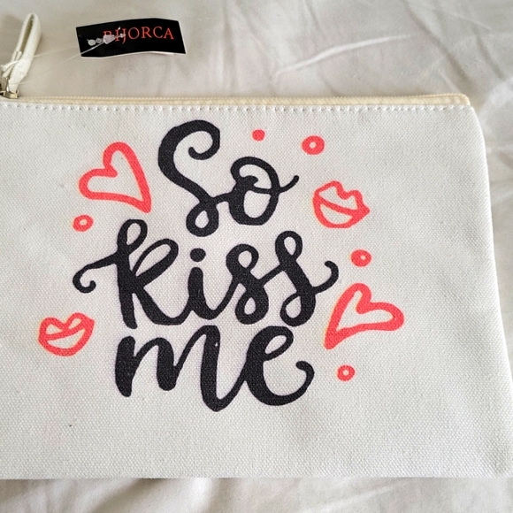 "So Kiss Me" make up bag clutch, NWT💗🎉🎊 - Picture 3 of 8
